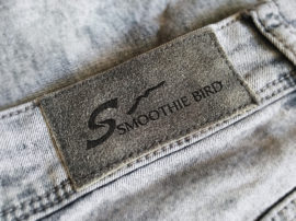 SmoothieBird_牛仔褲品牌LOGO設計_背牌烙印